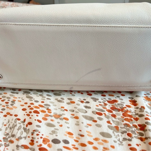 ‼️👜Chanel Executive White Leather - Women👜‼️ - Picture 7 of 16